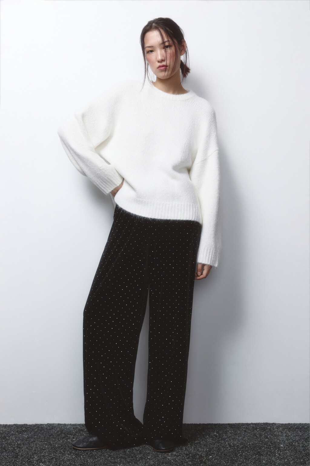 Брюки широкие бархатные со стразами - цвет черный - 5