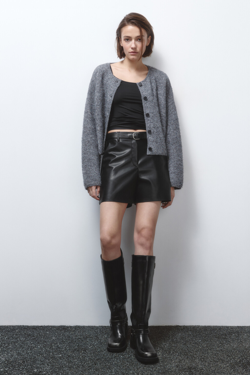 Шорты мини из искусственной кожи с ремнем - цвет черный - 5