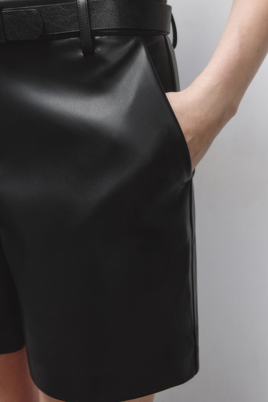 Шорты мини из искусственной кожи с ремнем - цвет черный - 6