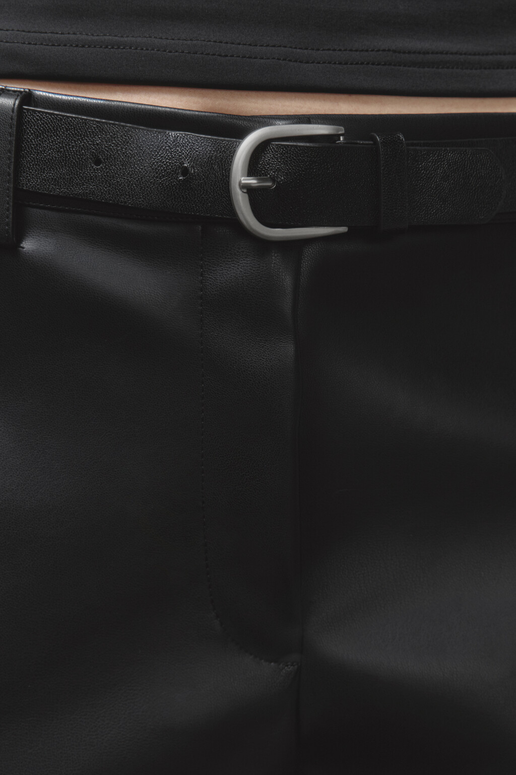 Шорты мини из искусственной кожи с ремнем - цвет черный - 7