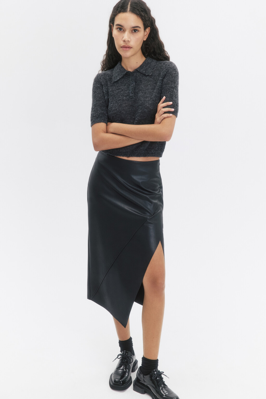 Юбка миди с кожаной фактурой и асимметричным разрезом - цвет черный - 1