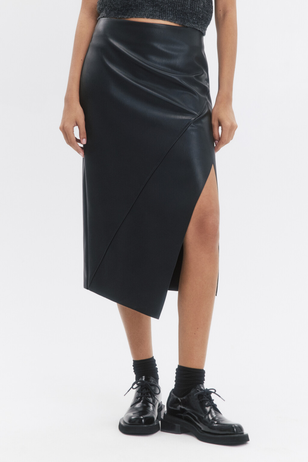 Юбка миди с кожаной фактурой и асимметричным разрезом - цвет черный - 3