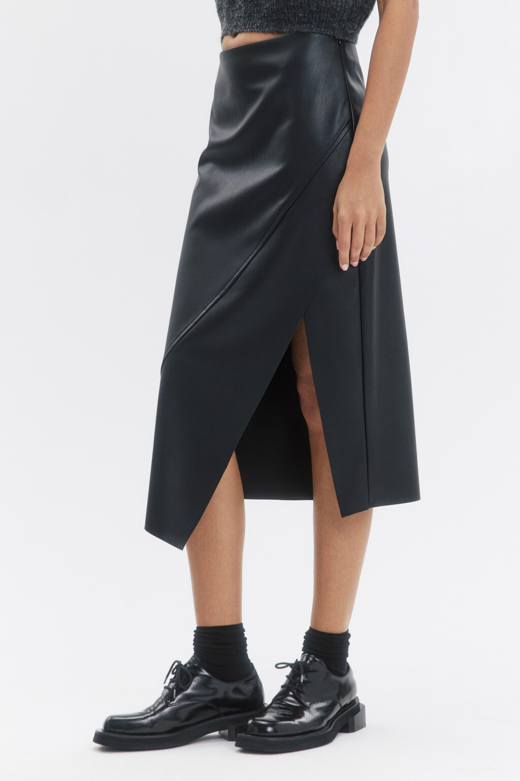 Юбка миди с кожаной фактурой и асимметричным разрезом - цвет черный - 4