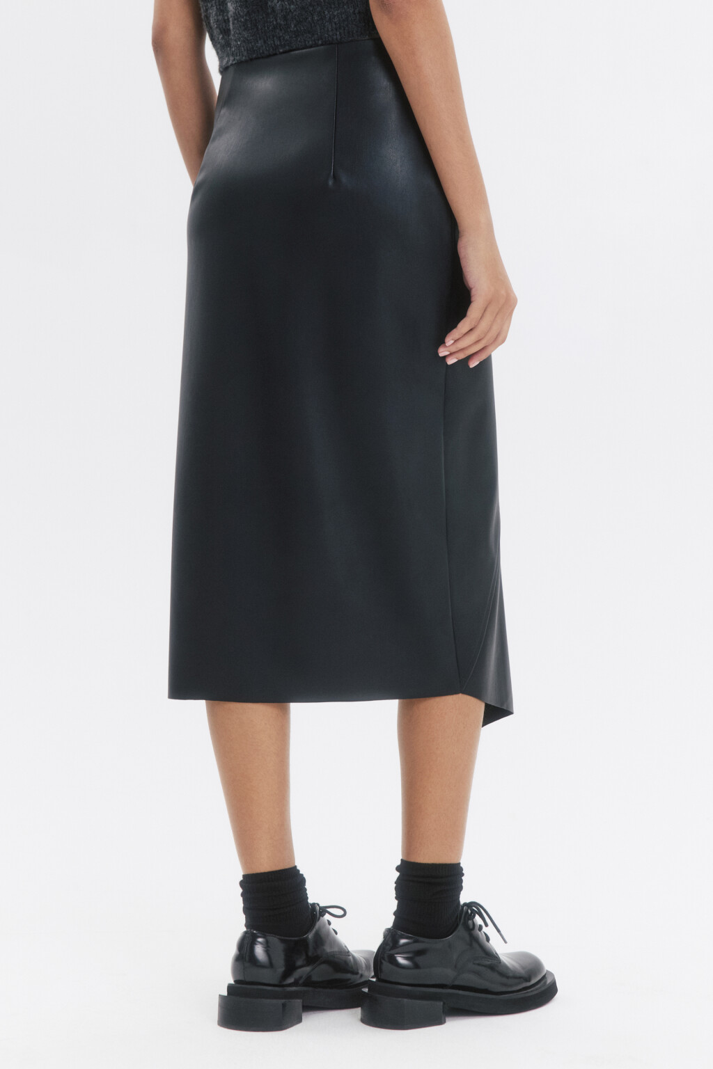 Юбка миди с кожаной фактурой и асимметричным разрезом - цвет черный - 5