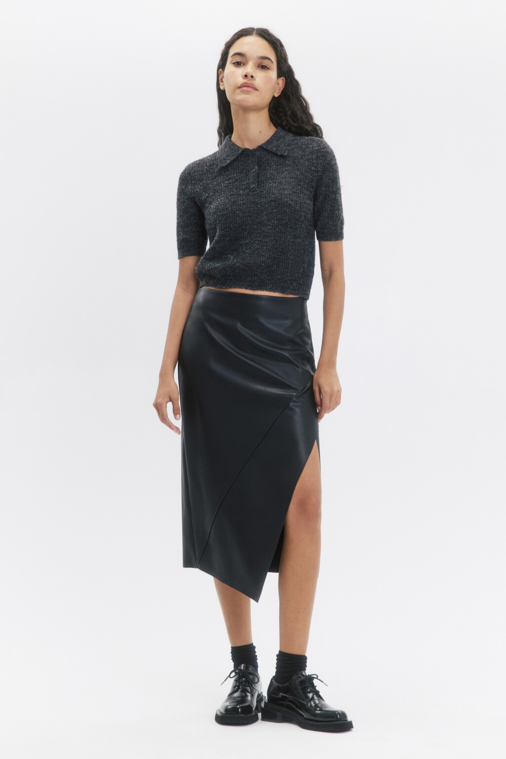 Юбка миди с кожаной фактурой и асимметричным разрезом - цвет черный - 6