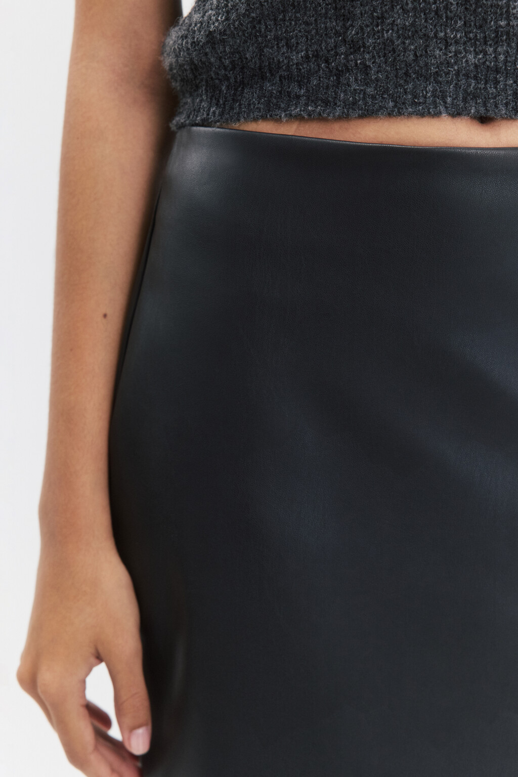 Юбка миди с кожаной фактурой и асимметричным разрезом - цвет черный - 7