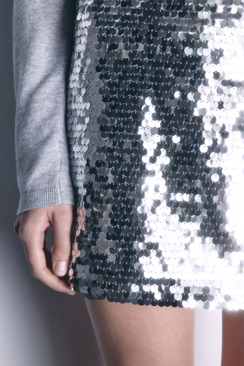 Юбка мини облегающая с пайетками - цвет серый - 7