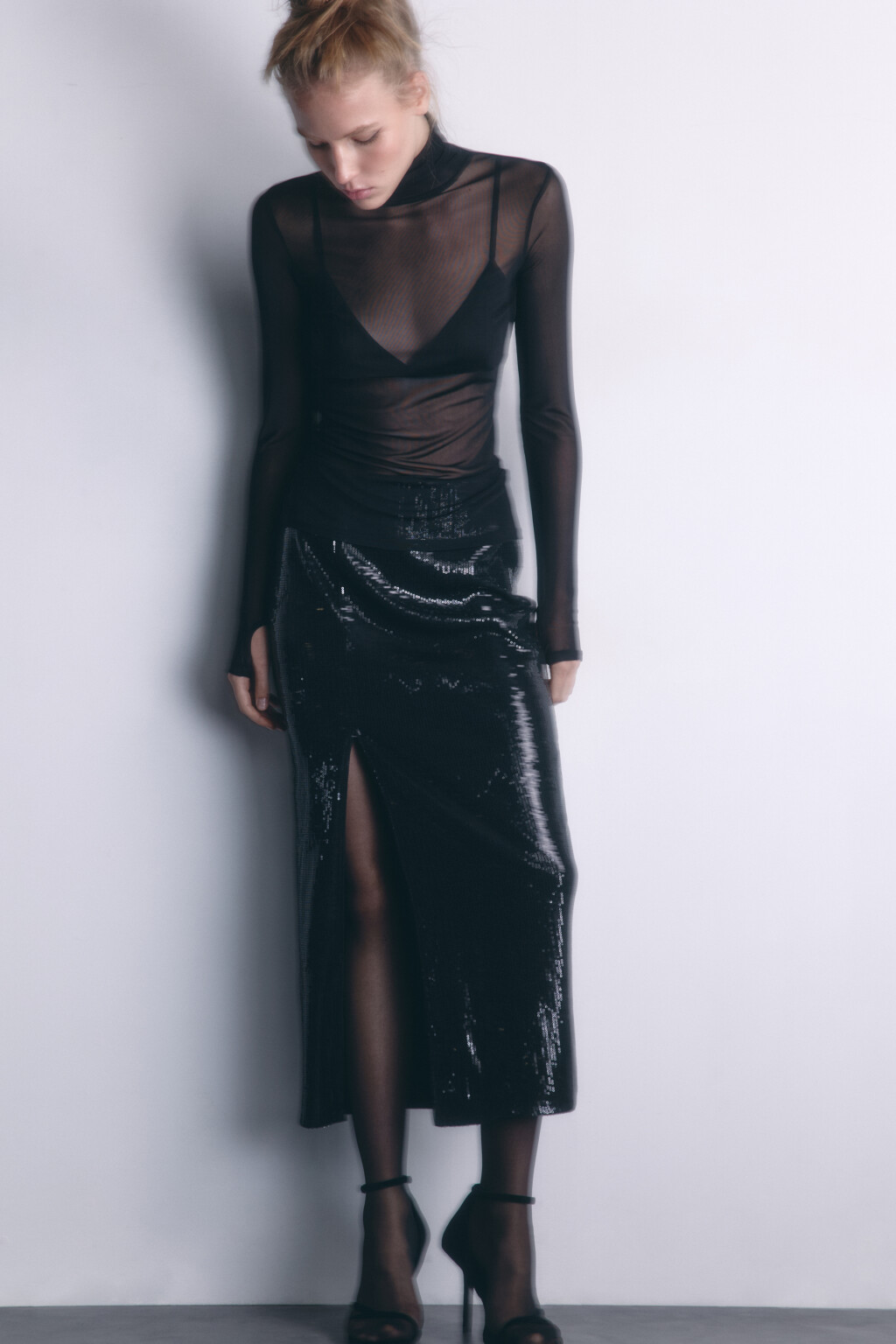 Юбка миди прямая с пайетками и разрезом - цвет черный - 1