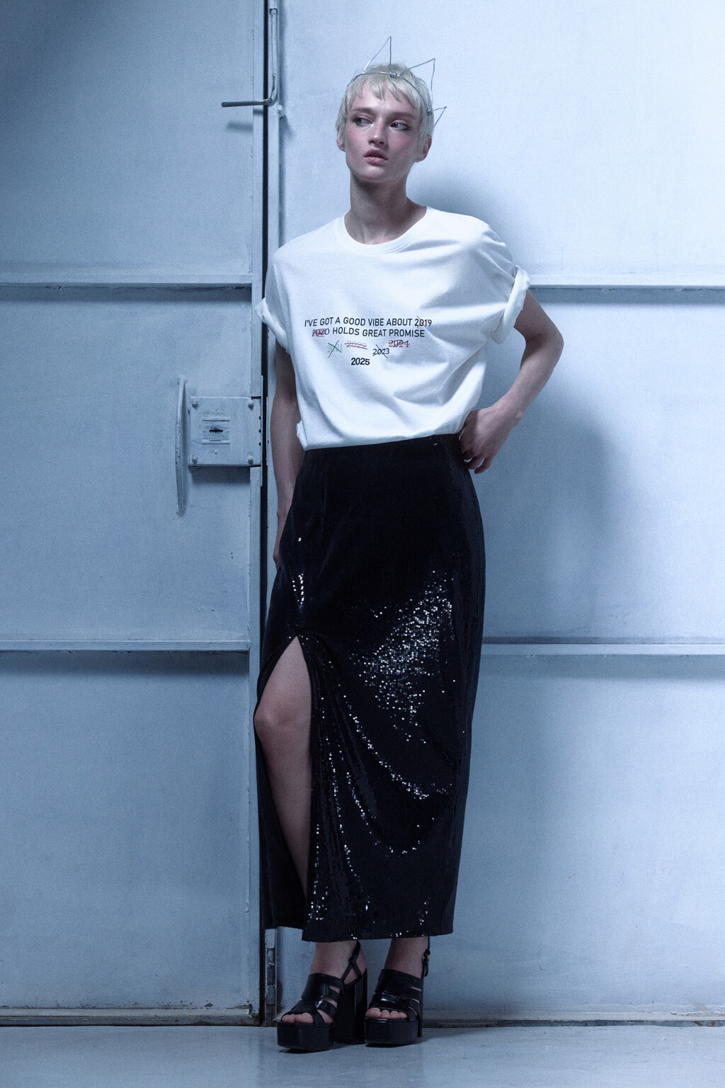 Юбка миди прямая с пайетками и разрезом - цвет черный - 9