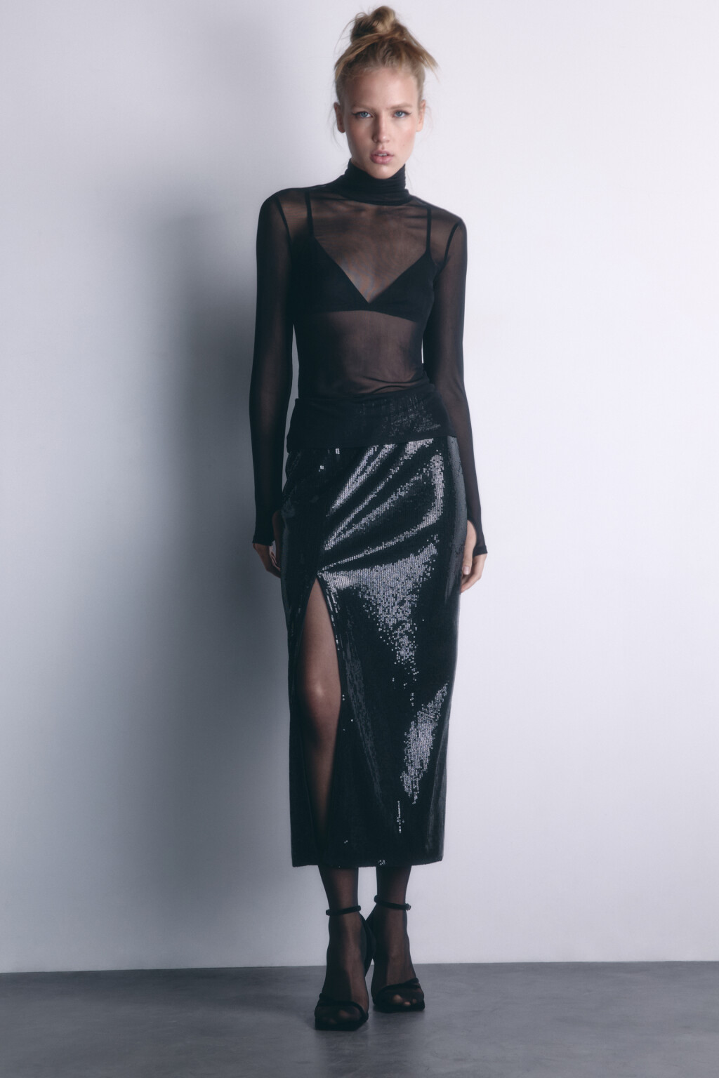 Юбка миди прямая с пайетками и разрезом - цвет черный - 2