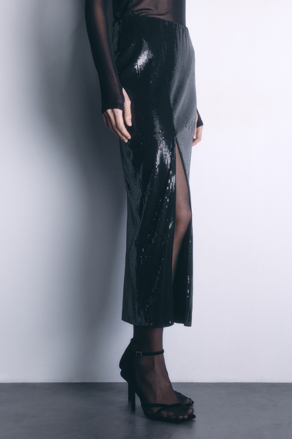 Юбка миди прямая с пайетками и разрезом - цвет черный - 4