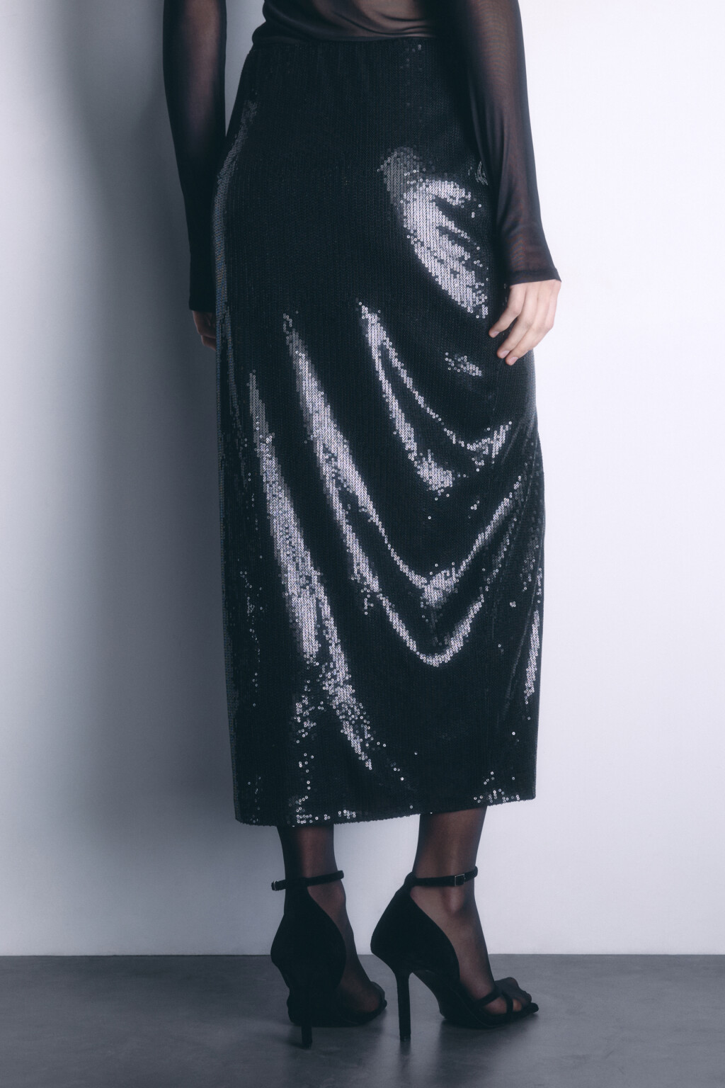 Юбка миди прямая с пайетками и разрезом - цвет черный - 5