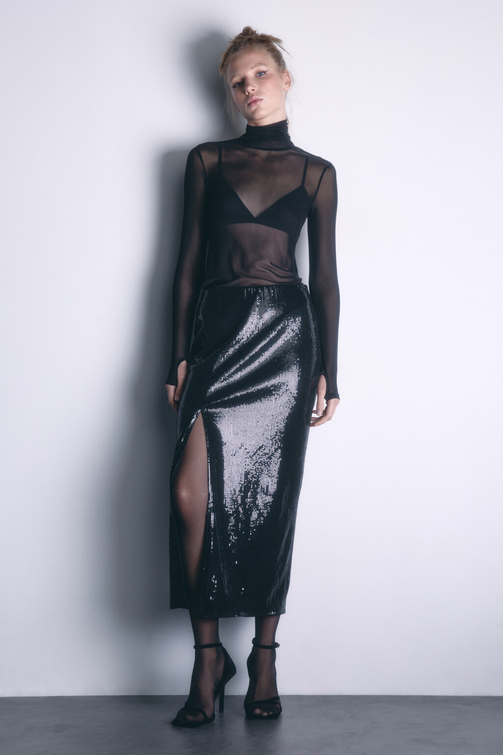 Юбка миди прямая с пайетками и разрезом - цвет черный - 6