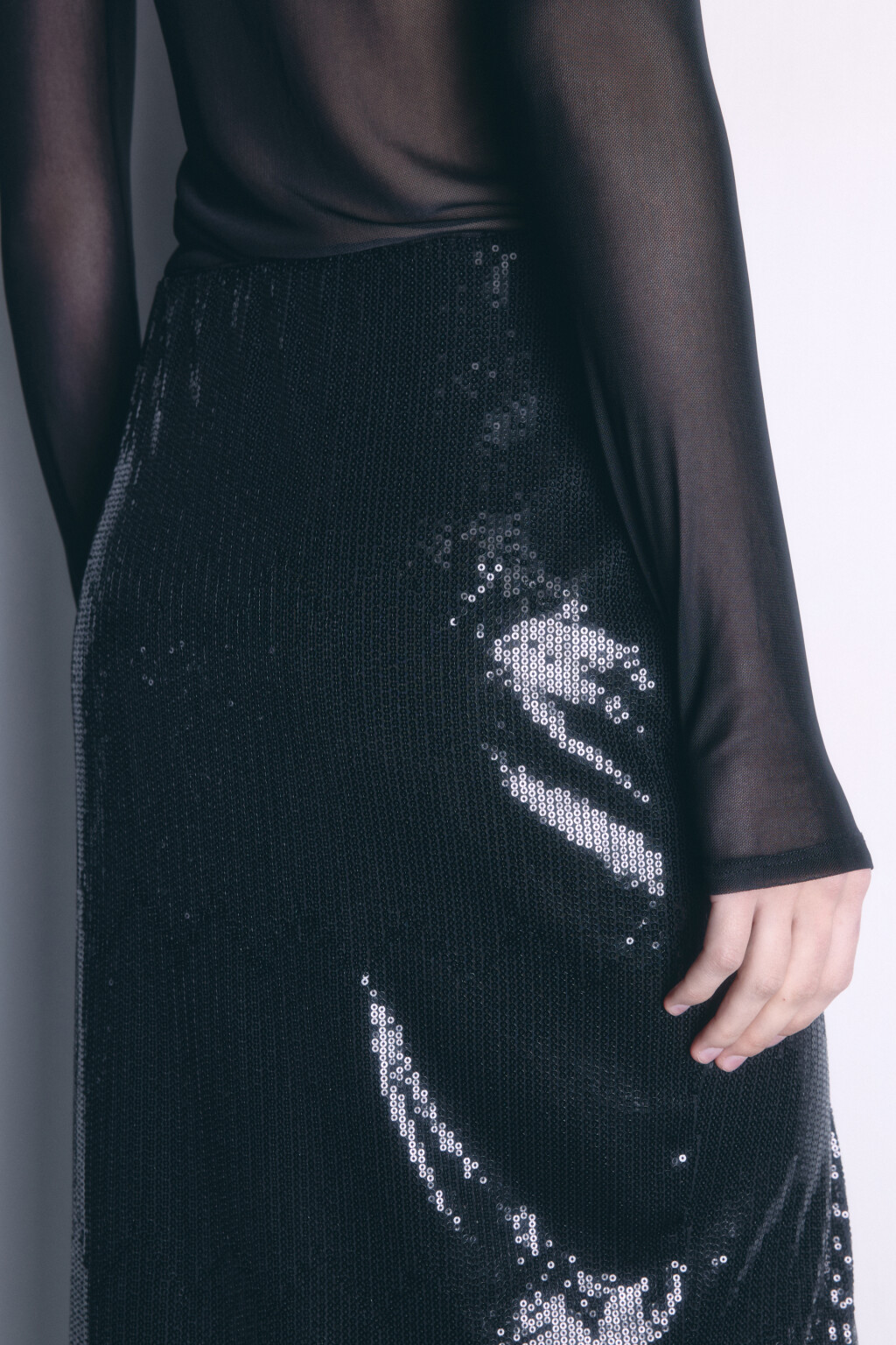 Юбка миди прямая с пайетками и разрезом - цвет черный - 7