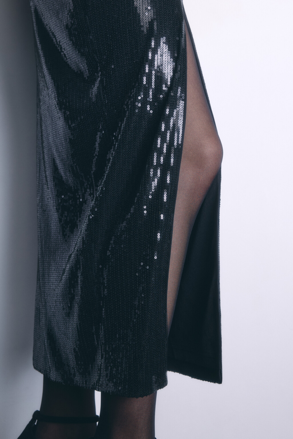 Юбка миди прямая с пайетками и разрезом - цвет черный - 8