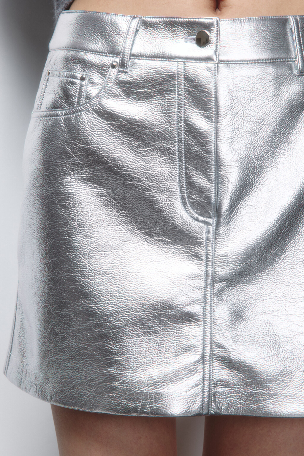Юбка мини прямая серебристая - цвет серый - 6