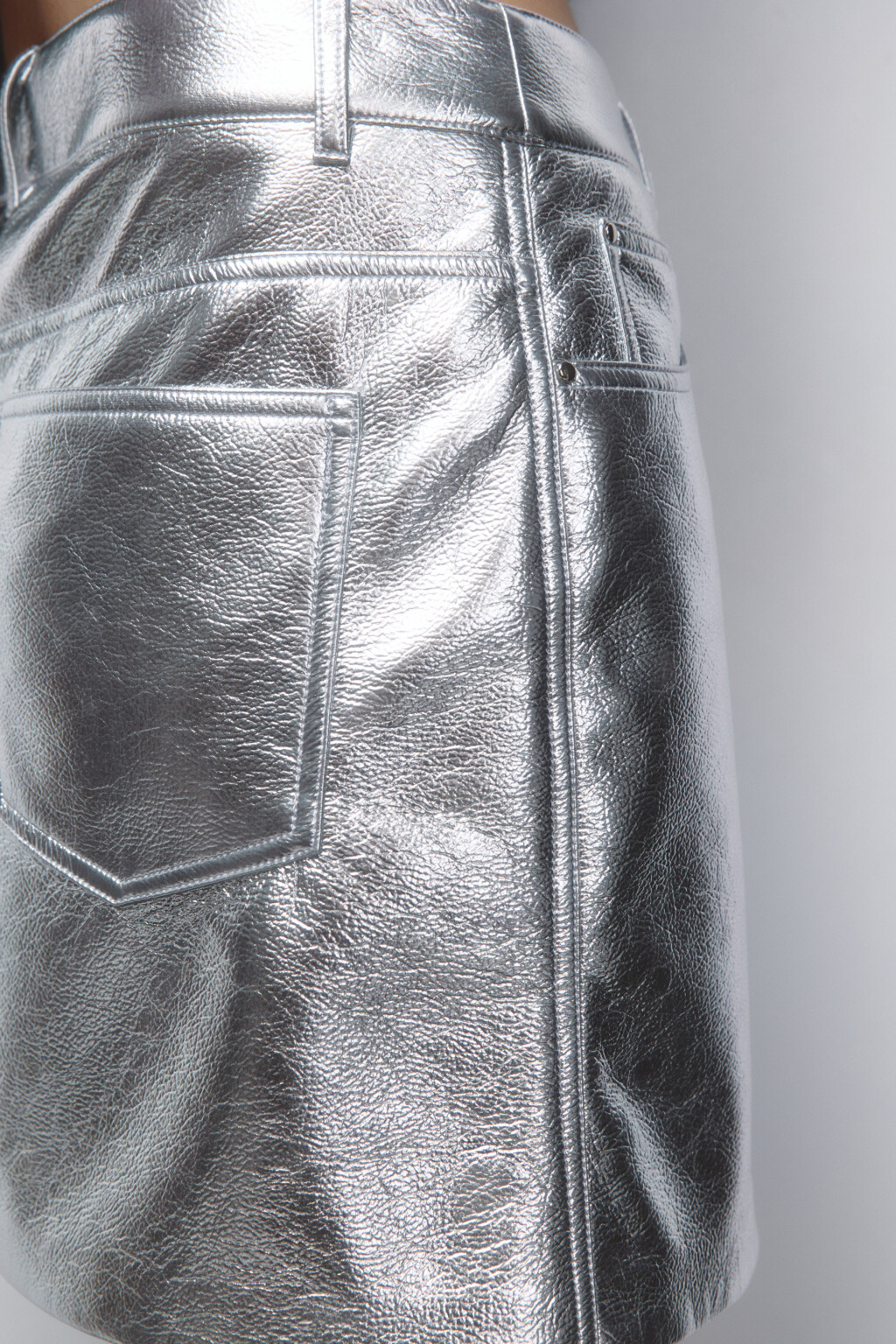 Юбка мини прямая серебристая - цвет серый - 7