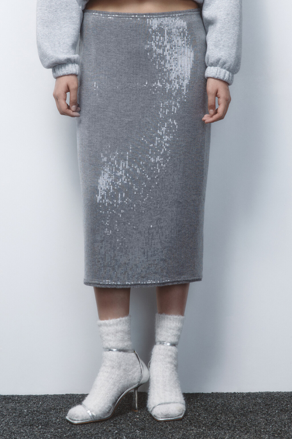 Юбка миди прямая трикотажная с пайетками - цвет серый - 2