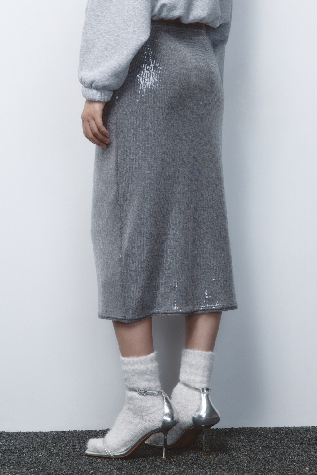 Юбка миди прямая трикотажная с пайетками - цвет серый - 4
