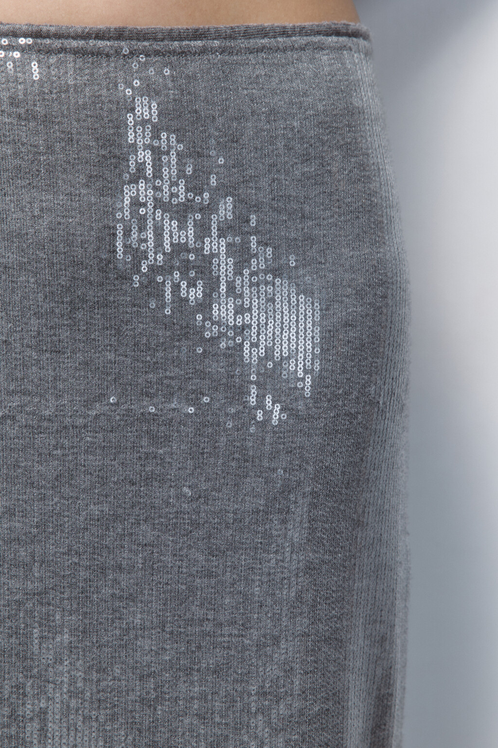 Юбка миди прямая трикотажная с пайетками - цвет серый - 6