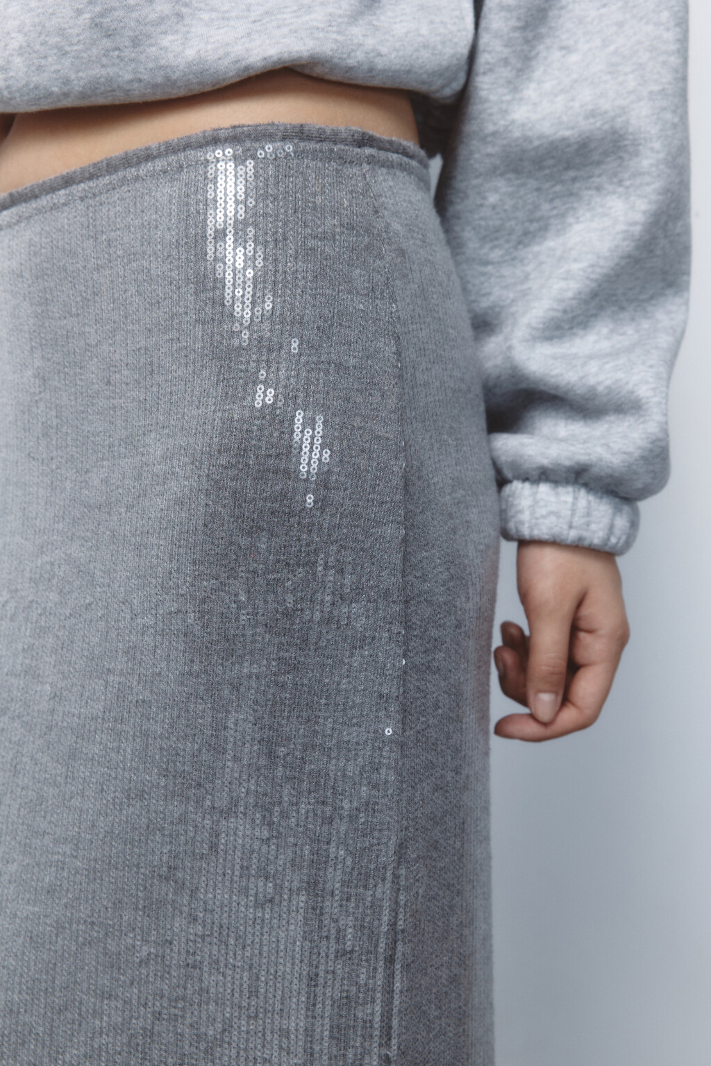 Юбка миди прямая трикотажная с пайетками - цвет серый - 7