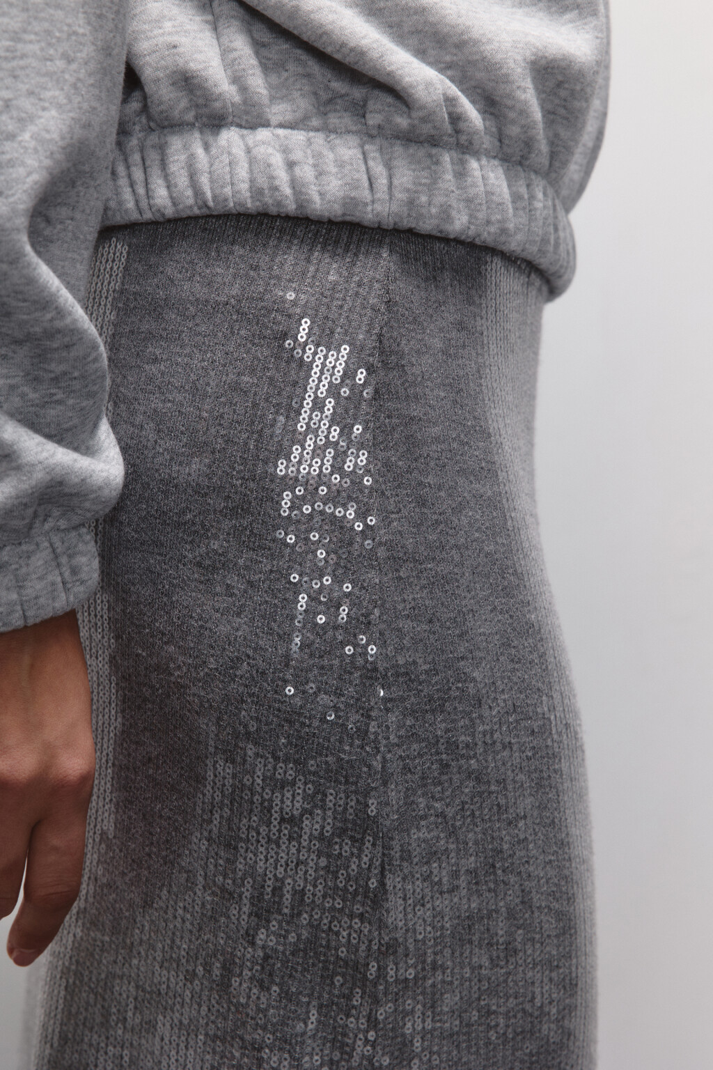 Юбка миди прямая трикотажная с пайетками - цвет серый - 8