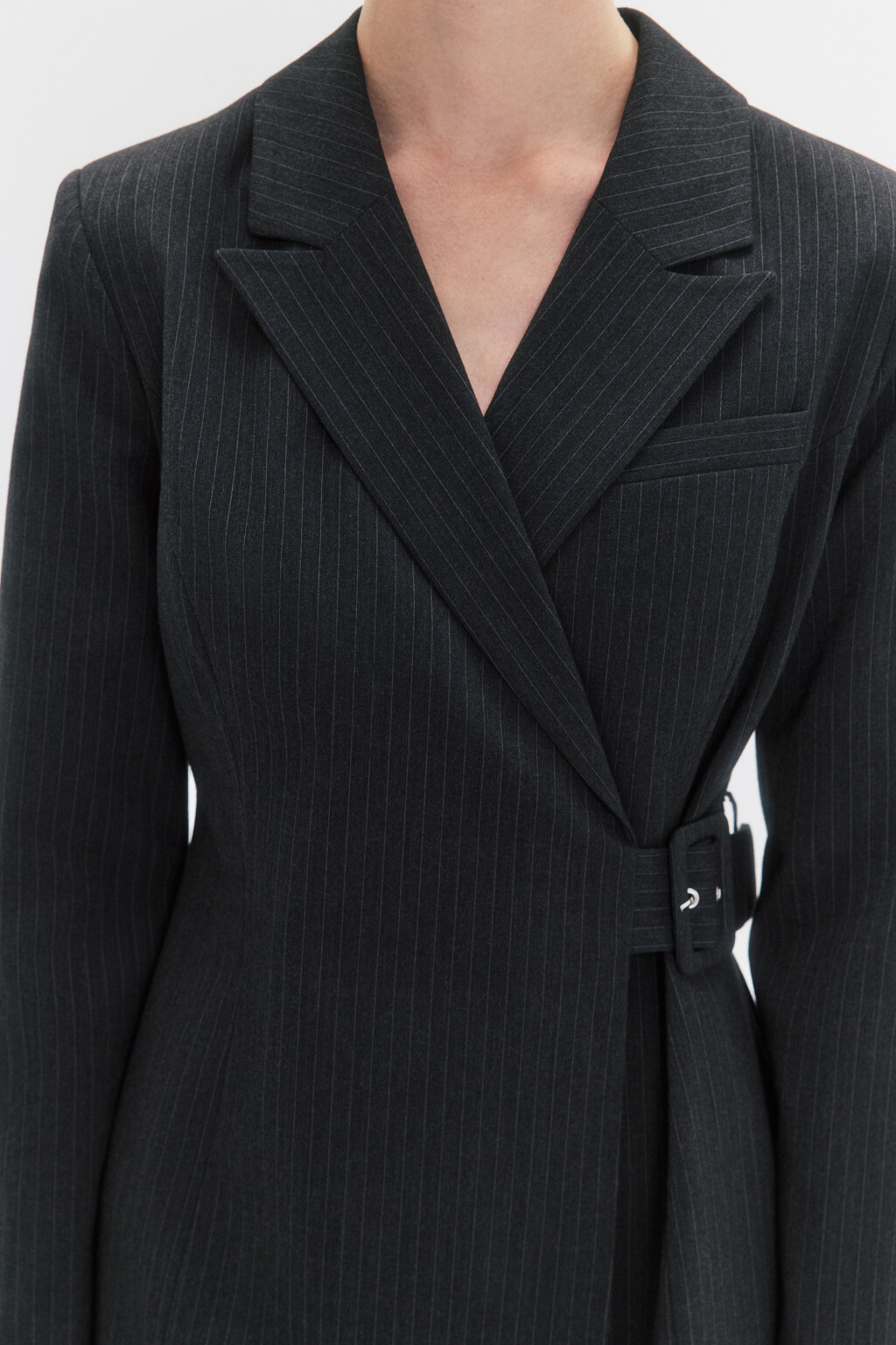 Платье-пиджак мини на запах с ремешком - цвет серый - 7