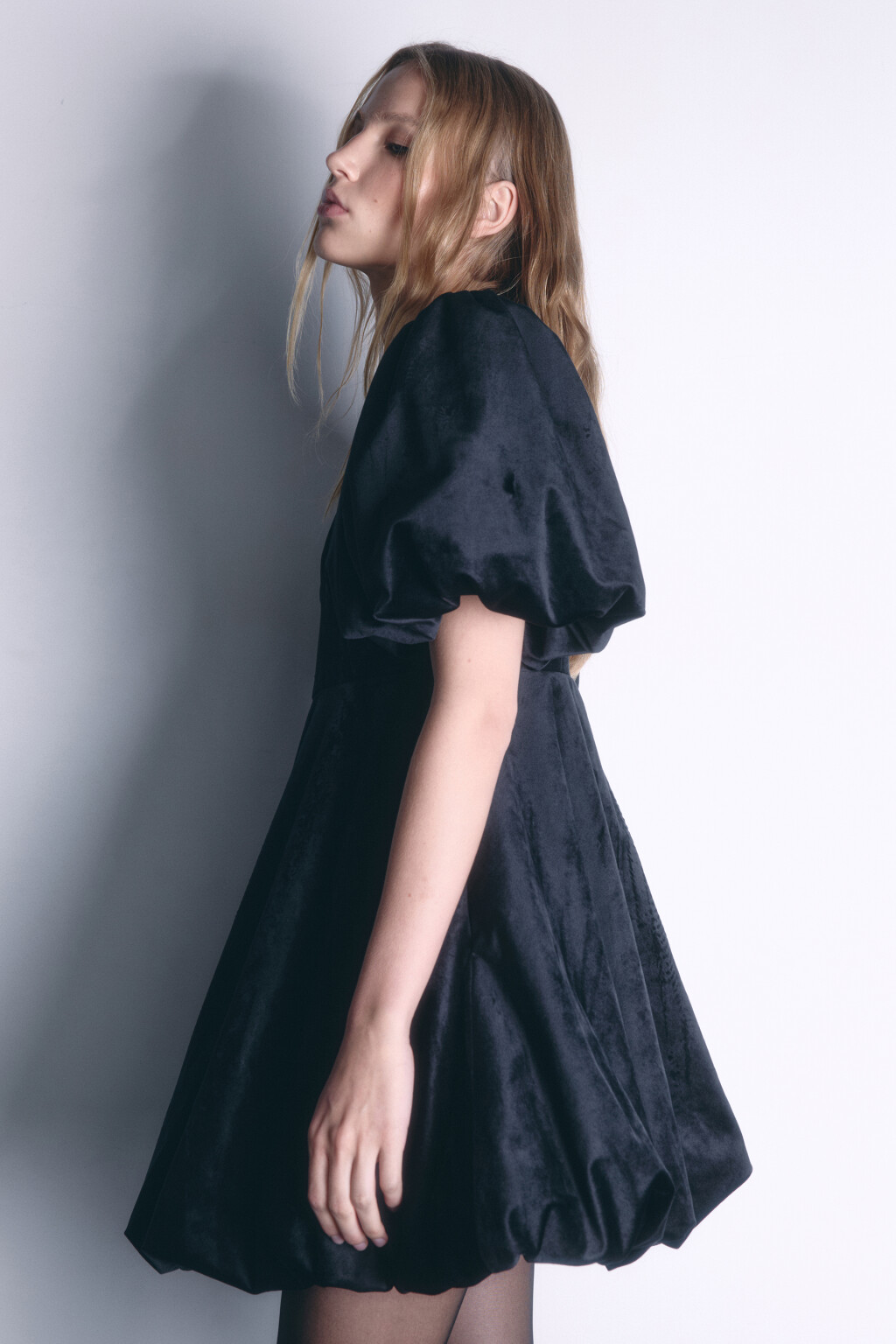 Платье мини бархатное с пышной юбкой и рукавами - цвет черный - 2