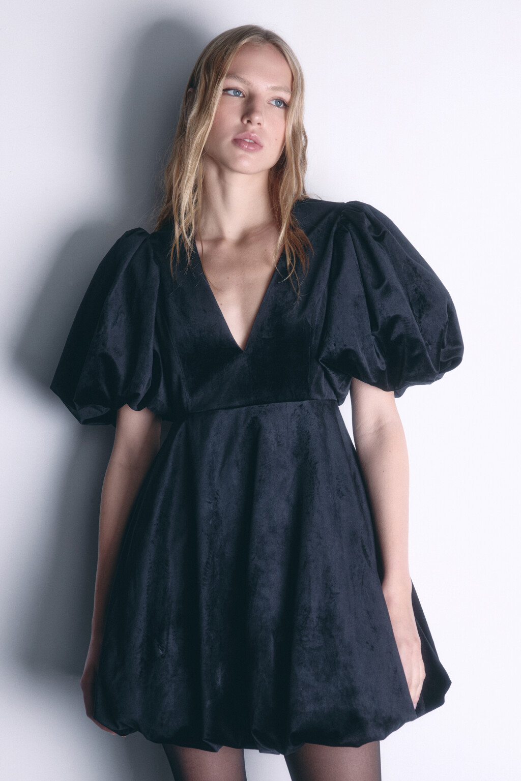 Платье мини бархатное с пышной юбкой и рукавами - цвет черный - 3