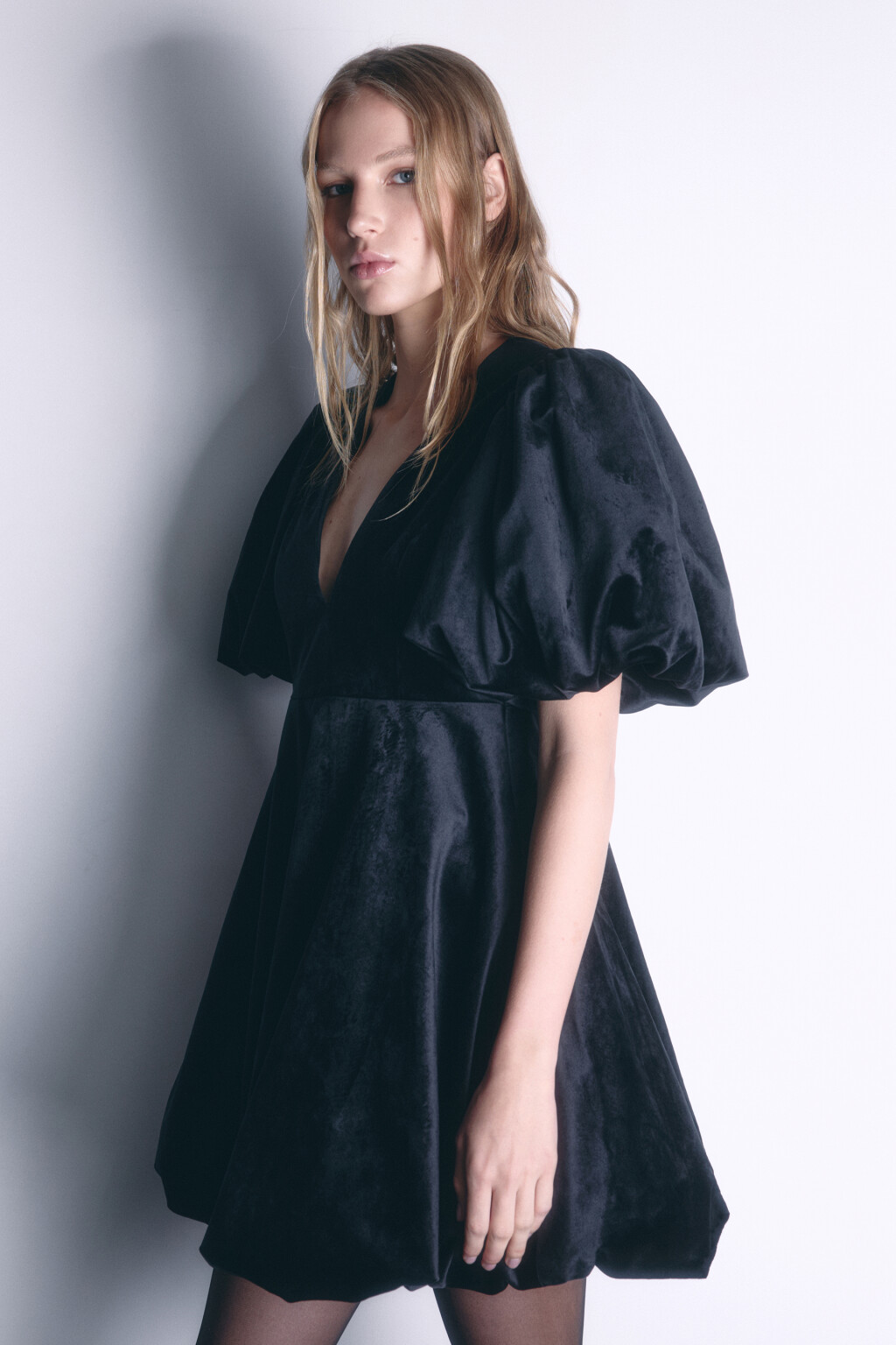 Платье мини бархатное с пышной юбкой и рукавами - цвет черный - 4
