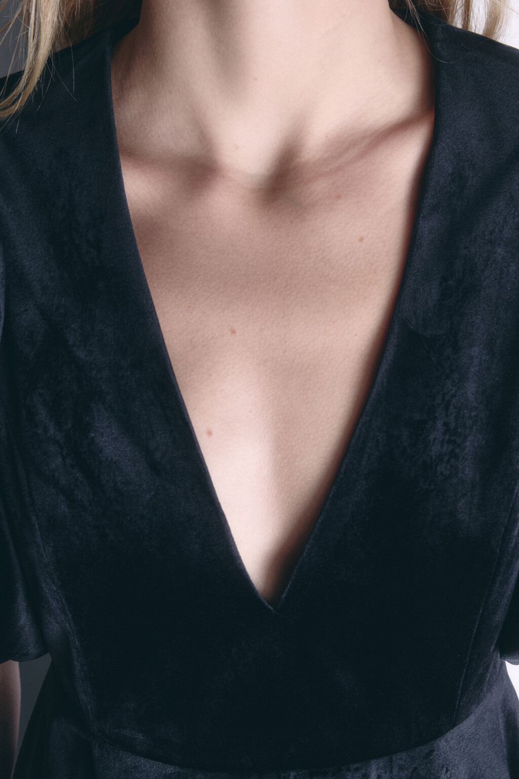 Платье мини бархатное с пышной юбкой и рукавами - цвет черный - 7