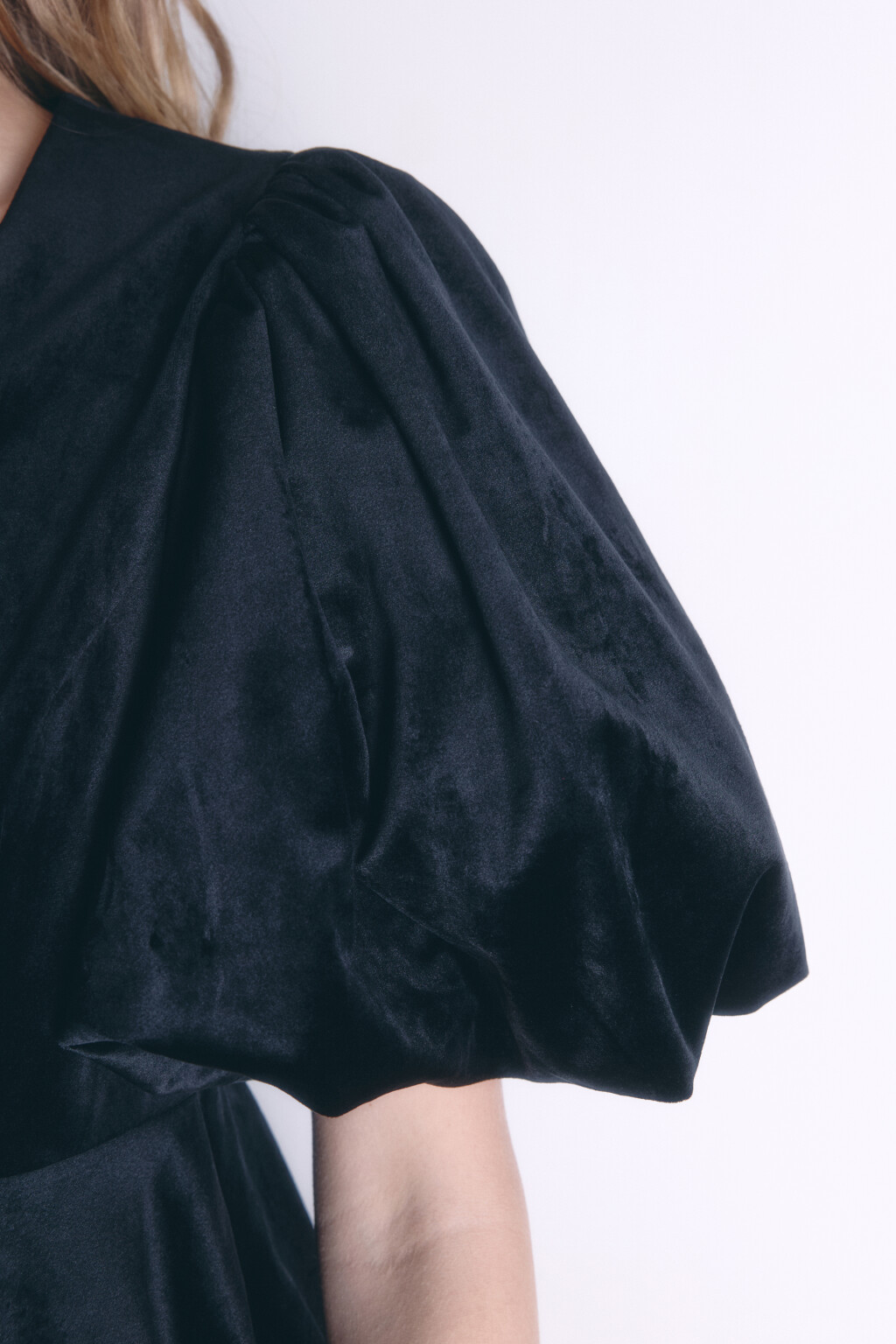 Платье мини бархатное с пышной юбкой и рукавами - цвет черный - 8