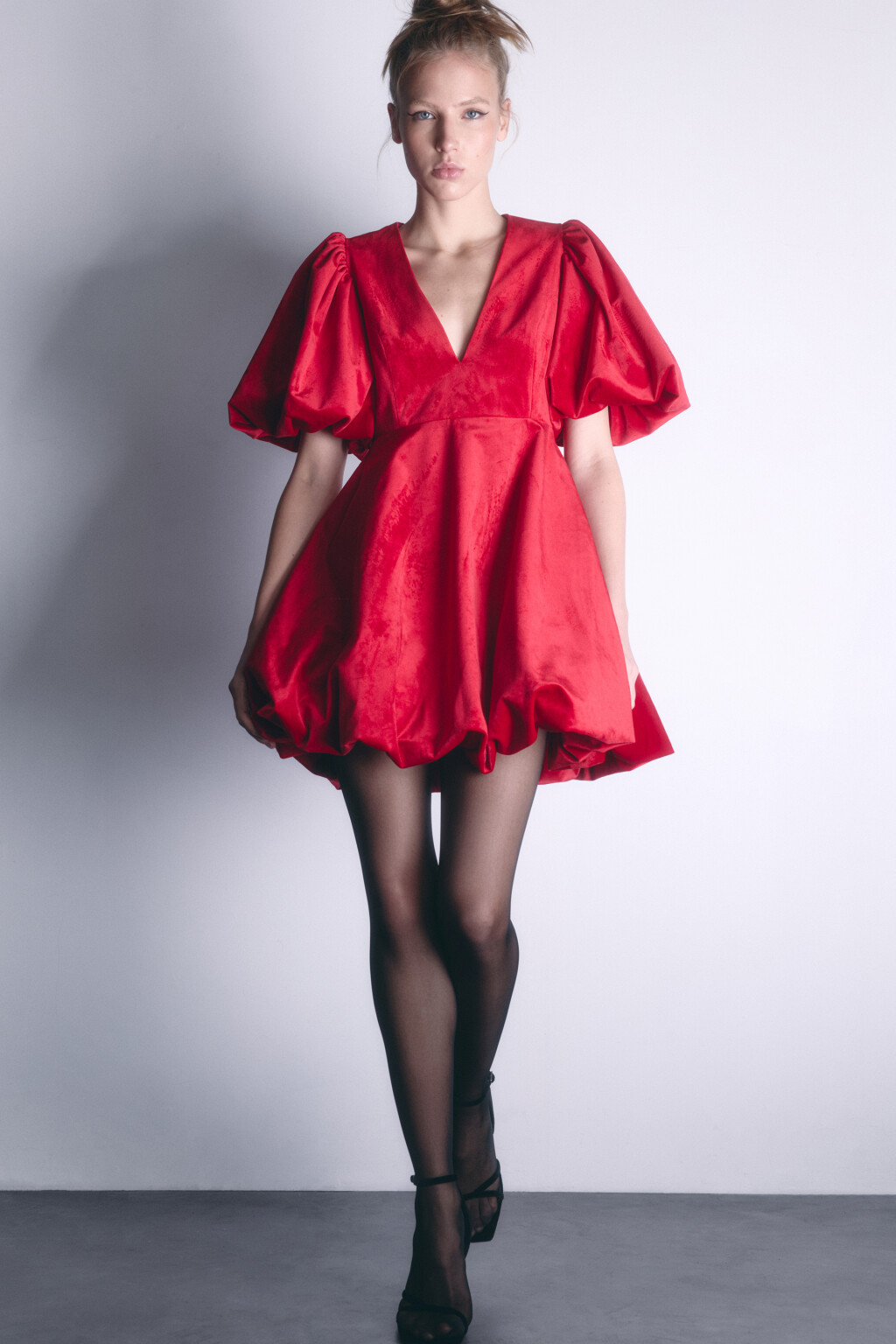 Платье мини бархатное с пышной юбкой и рукавами - цвет красный - 1