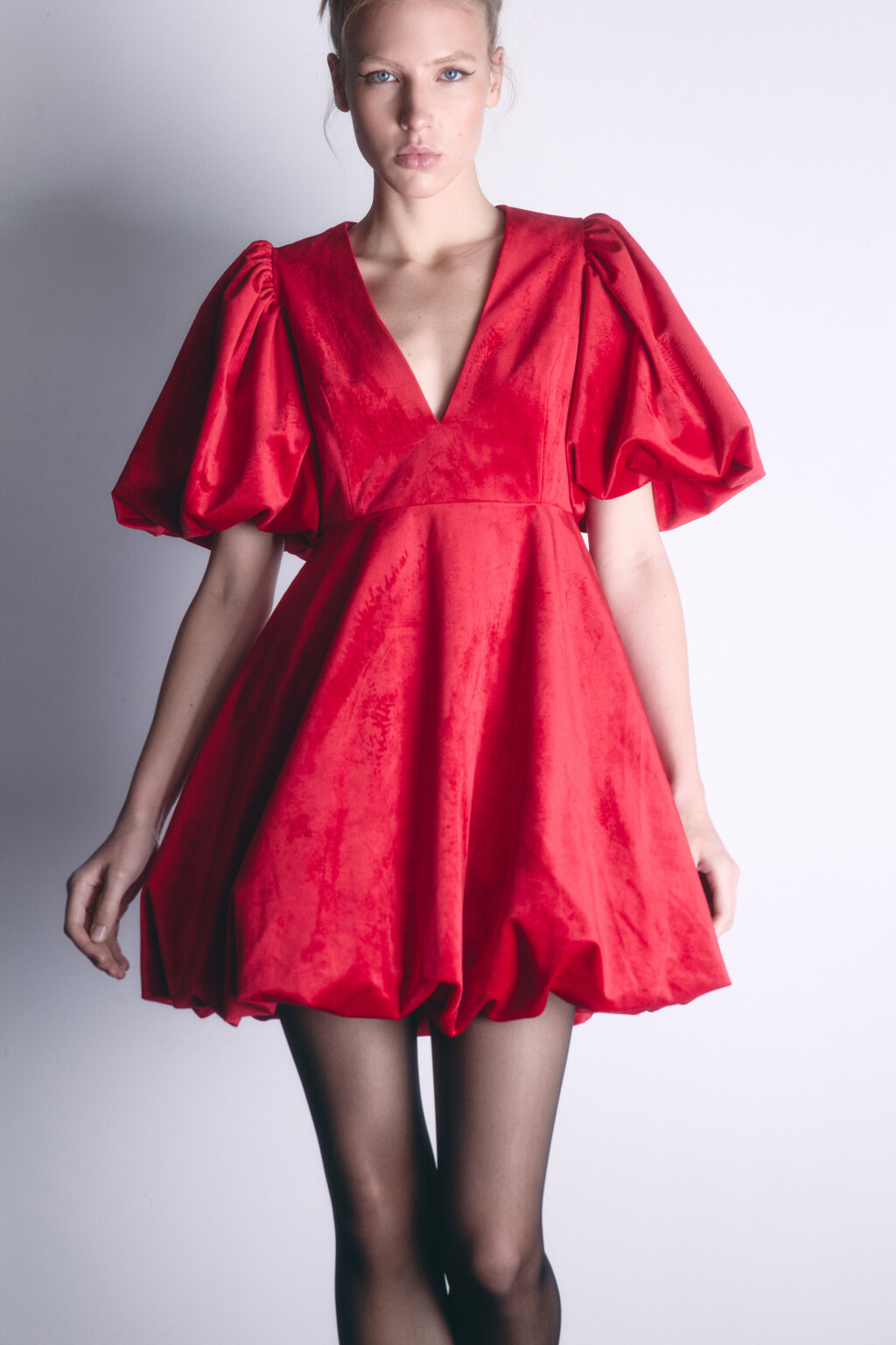 Платье мини бархатное с пышной юбкой и рукавами - цвет красный - 2