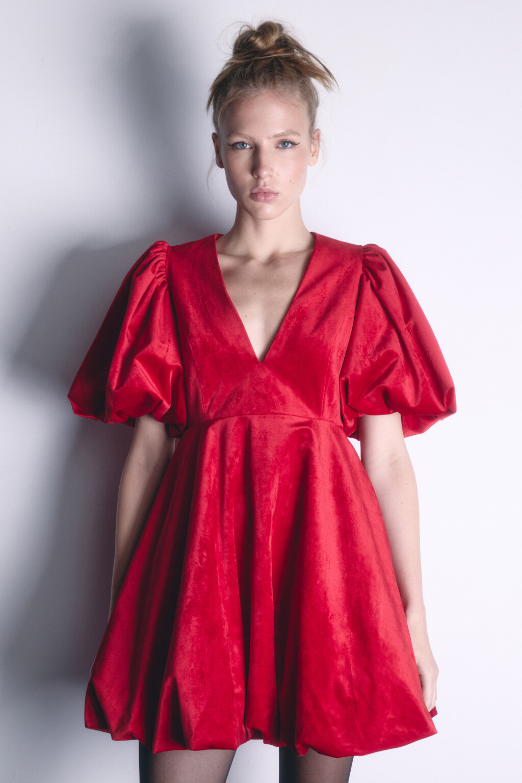 Платье мини бархатное с пышной юбкой и рукавами - цвет красный - 3