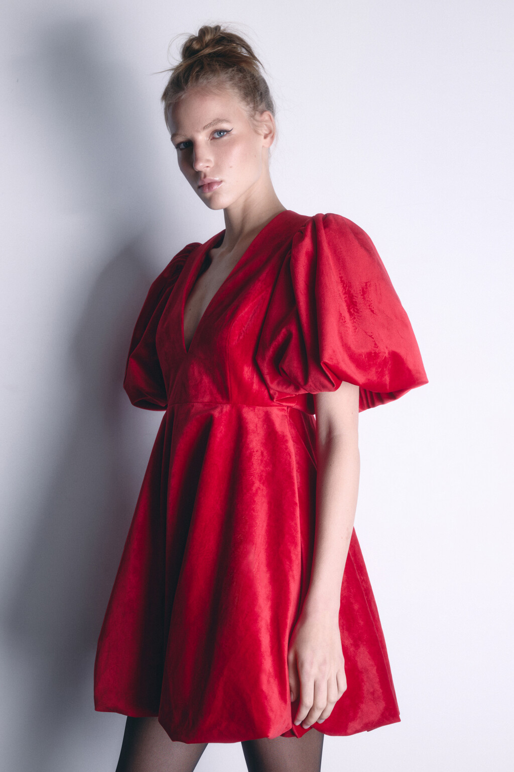 Платье мини бархатное с пышной юбкой и рукавами - цвет красный - 4