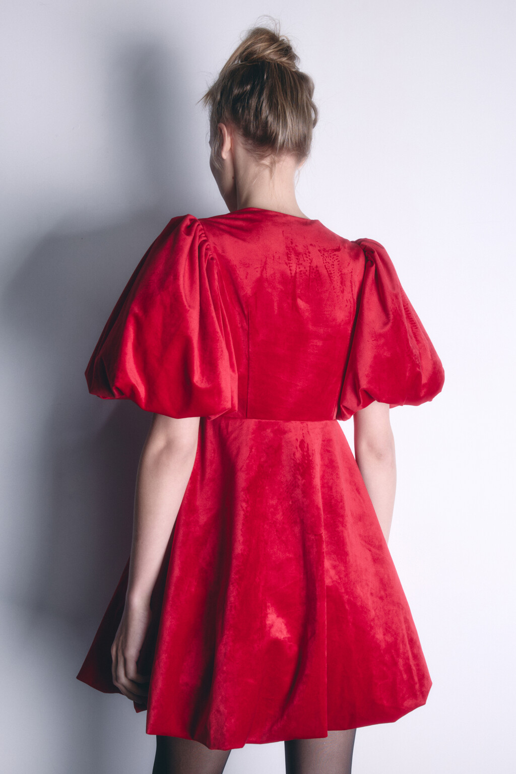 Платье мини бархатное с пышной юбкой и рукавами - цвет красный - 5