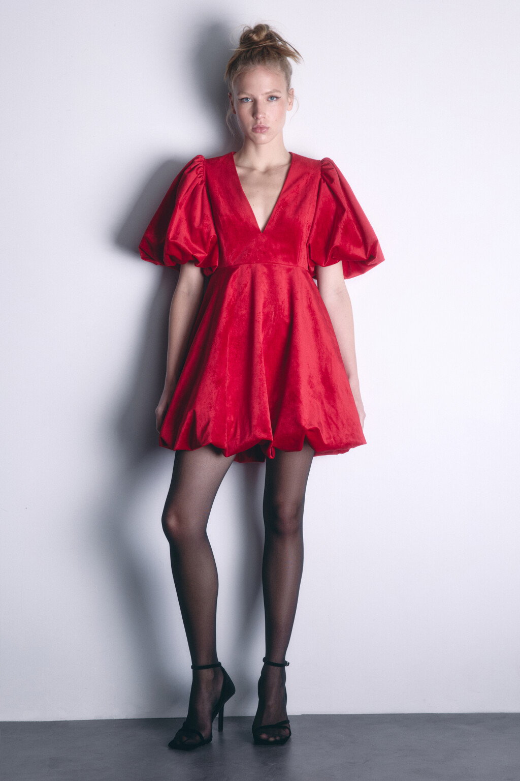 Платье мини бархатное с пышной юбкой и рукавами - цвет красный - 6