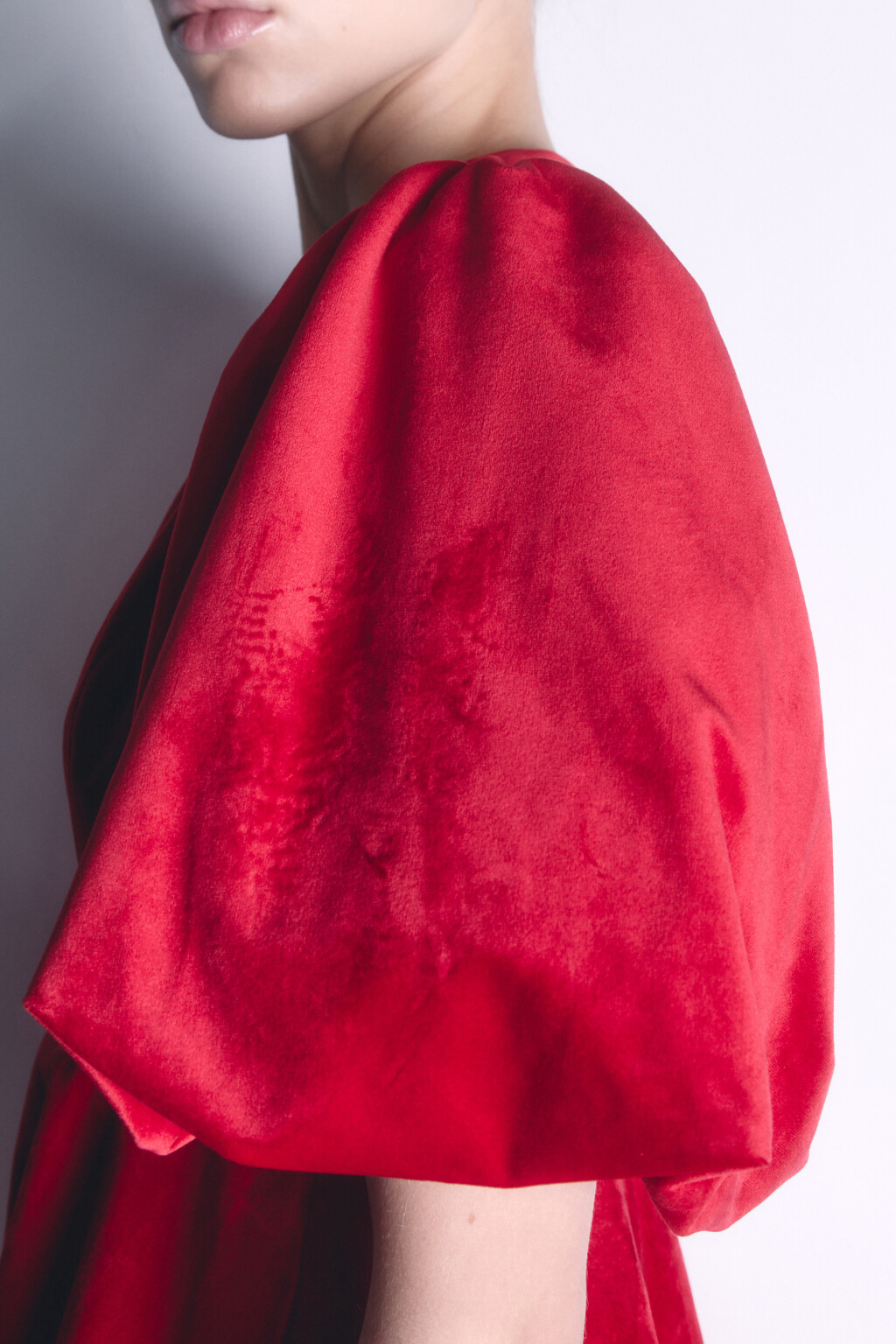 Платье мини бархатное с пышной юбкой и рукавами - цвет красный - 7