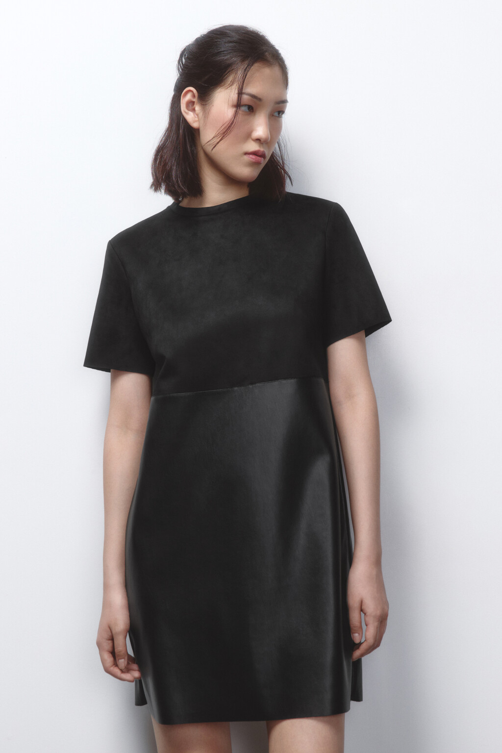 Платье мини из искусственной кожи и замши - цвет черный - 2