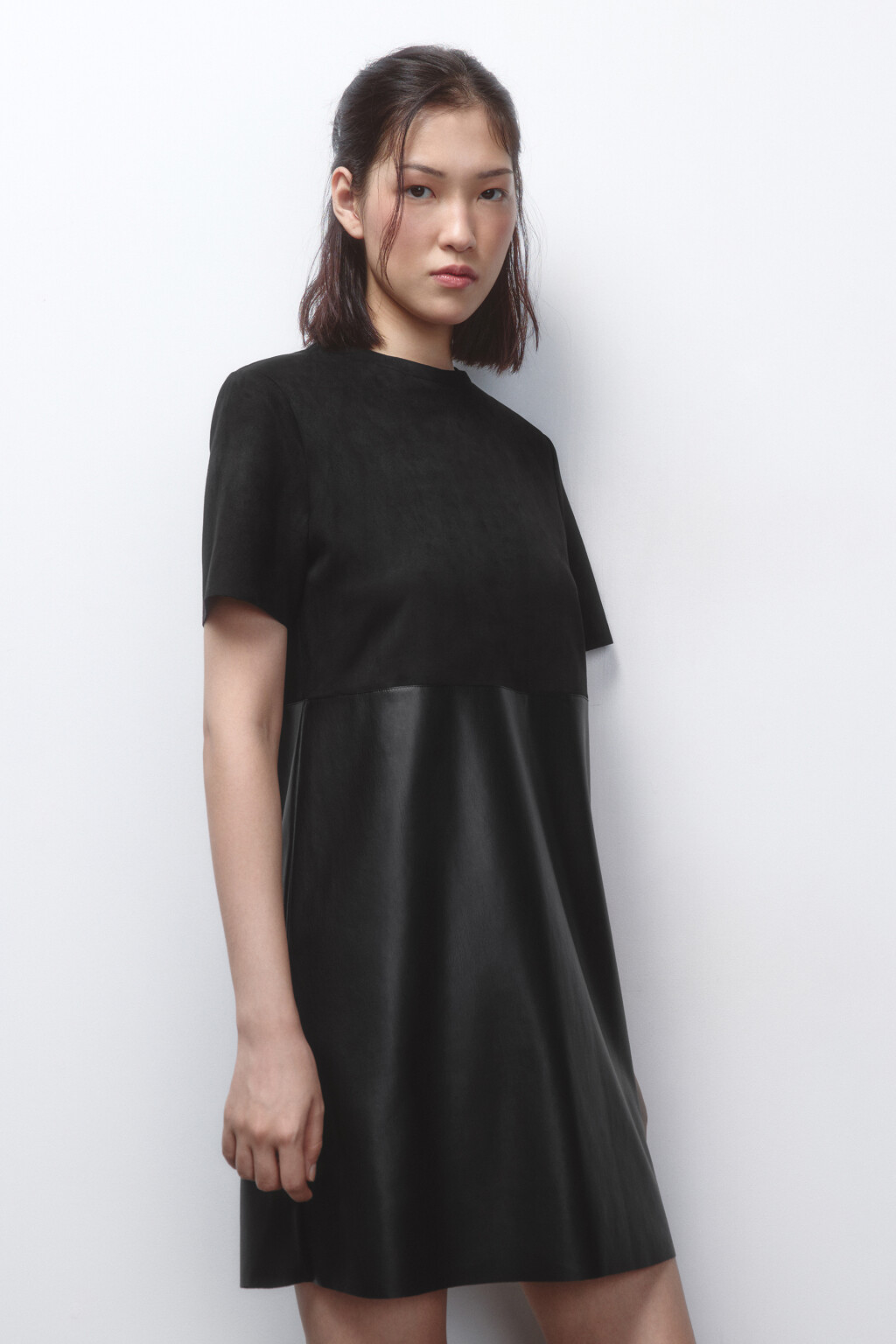 Платье мини из искусственной кожи и замши - цвет черный - 3