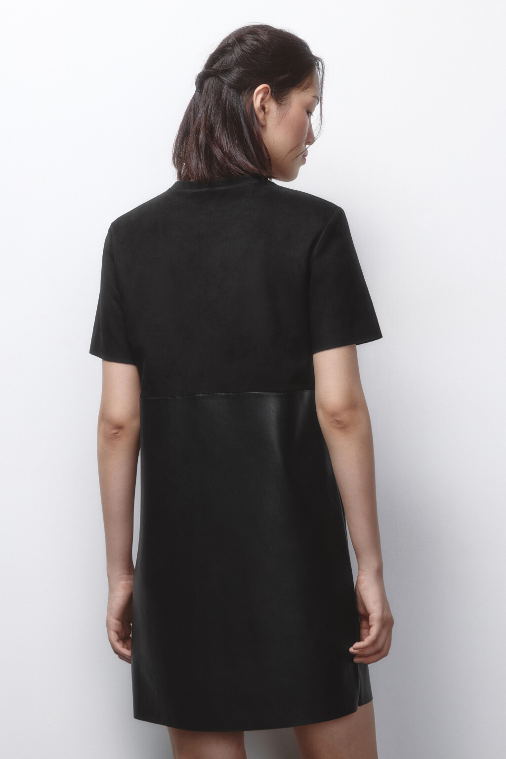 Платье мини из искусственной кожи и замши - цвет черный - 4