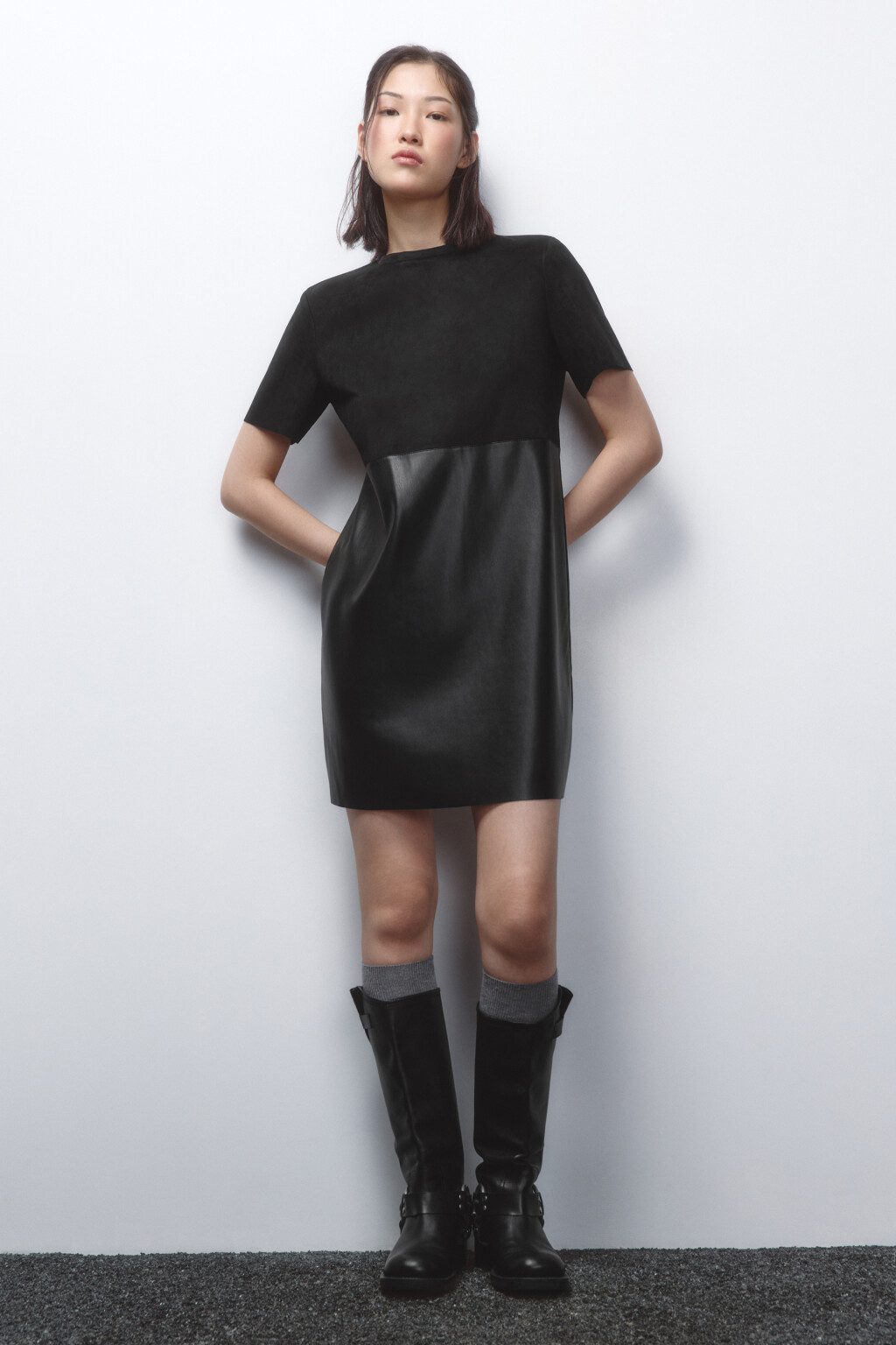 Платье мини из искусственной кожи и замши - цвет черный - 5