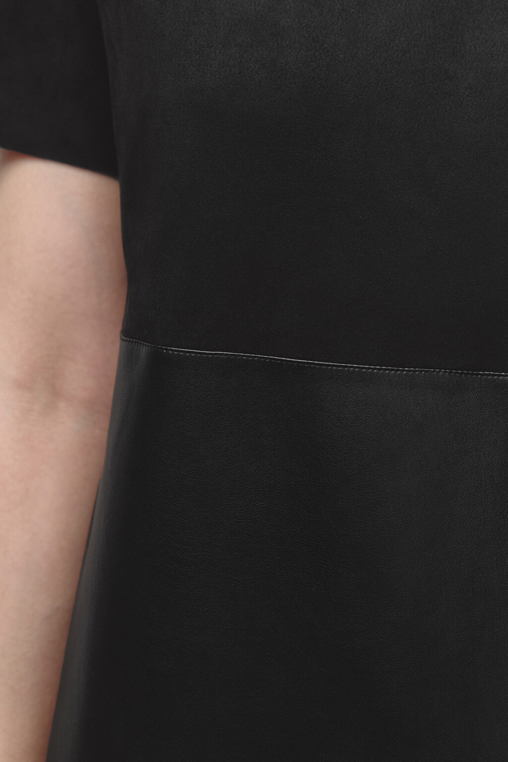 Платье мини из искусственной кожи и замши - цвет черный - 7