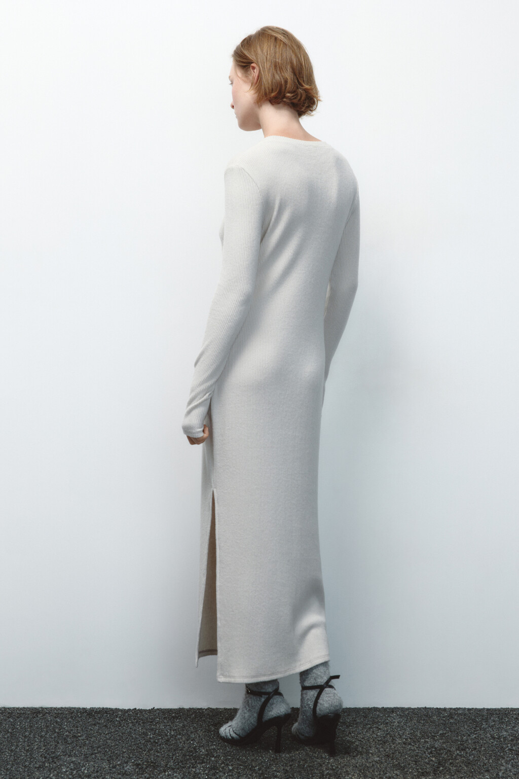 Платье-лапша миди в рубчик с разрезами - цвет бежевый - 4