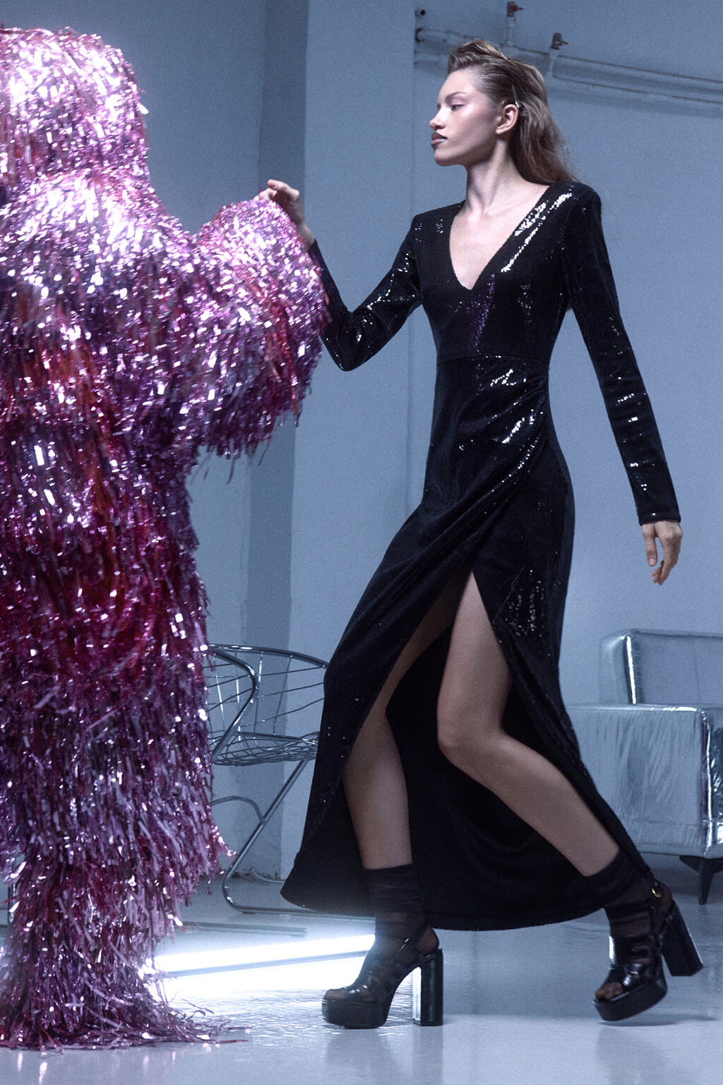 Платье макси приталенное с пайетками и разрезом - цвет черный - 10