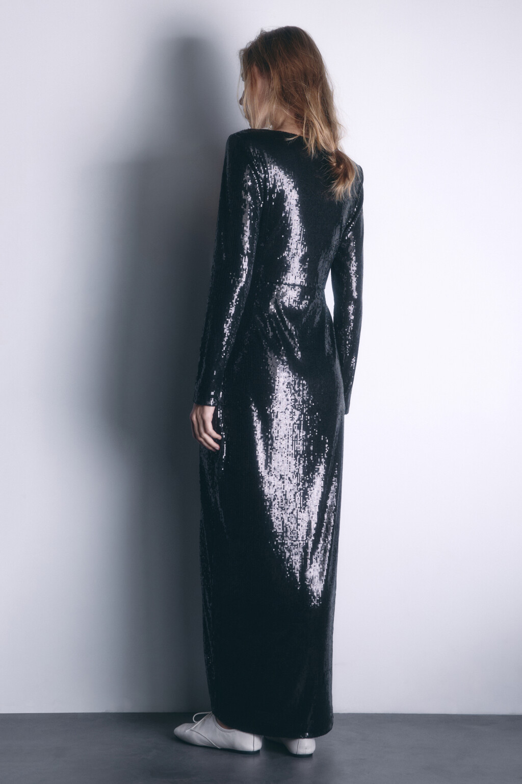 Платье макси приталенное с пайетками и разрезом - цвет черный - 6