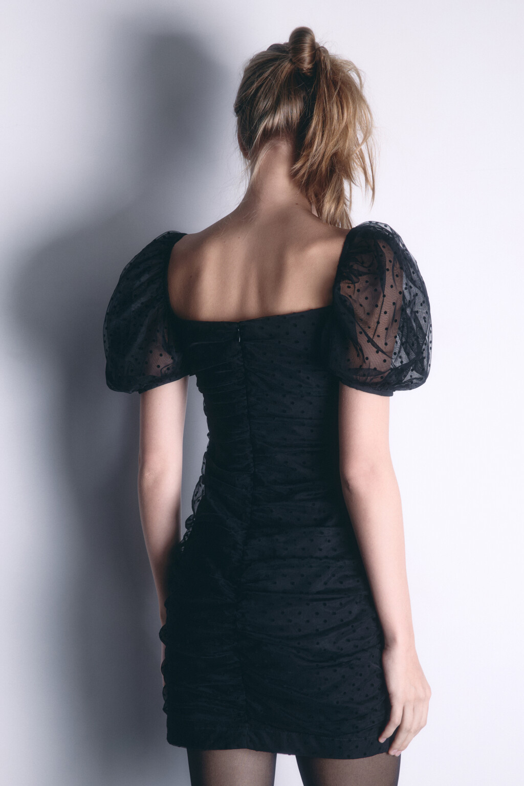 Платье мини из сетки с бархатным принтом - цвет черный - 4