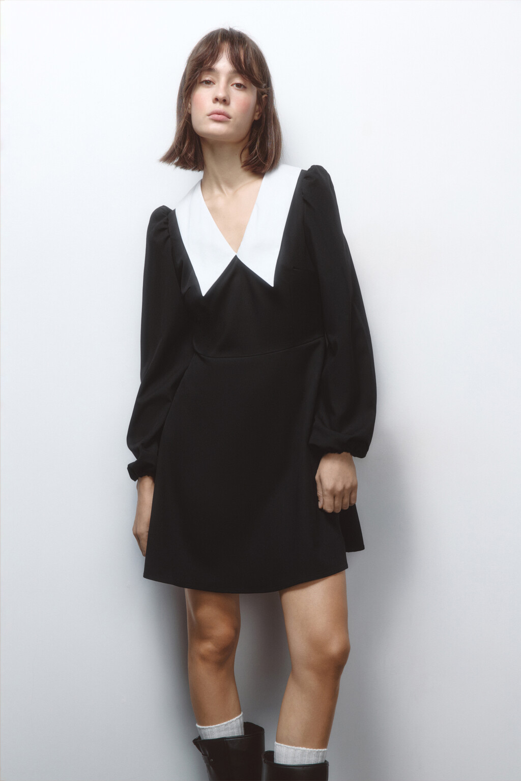 Платье мини приталенное с белым воротничком - цвет черный - 1