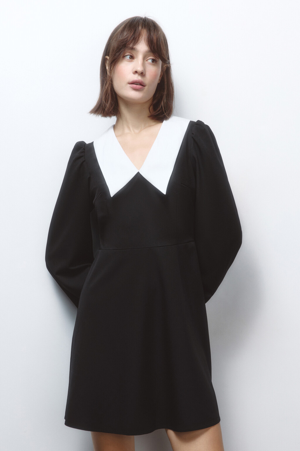 Платье мини приталенное с белым воротничком - цвет черный - 2